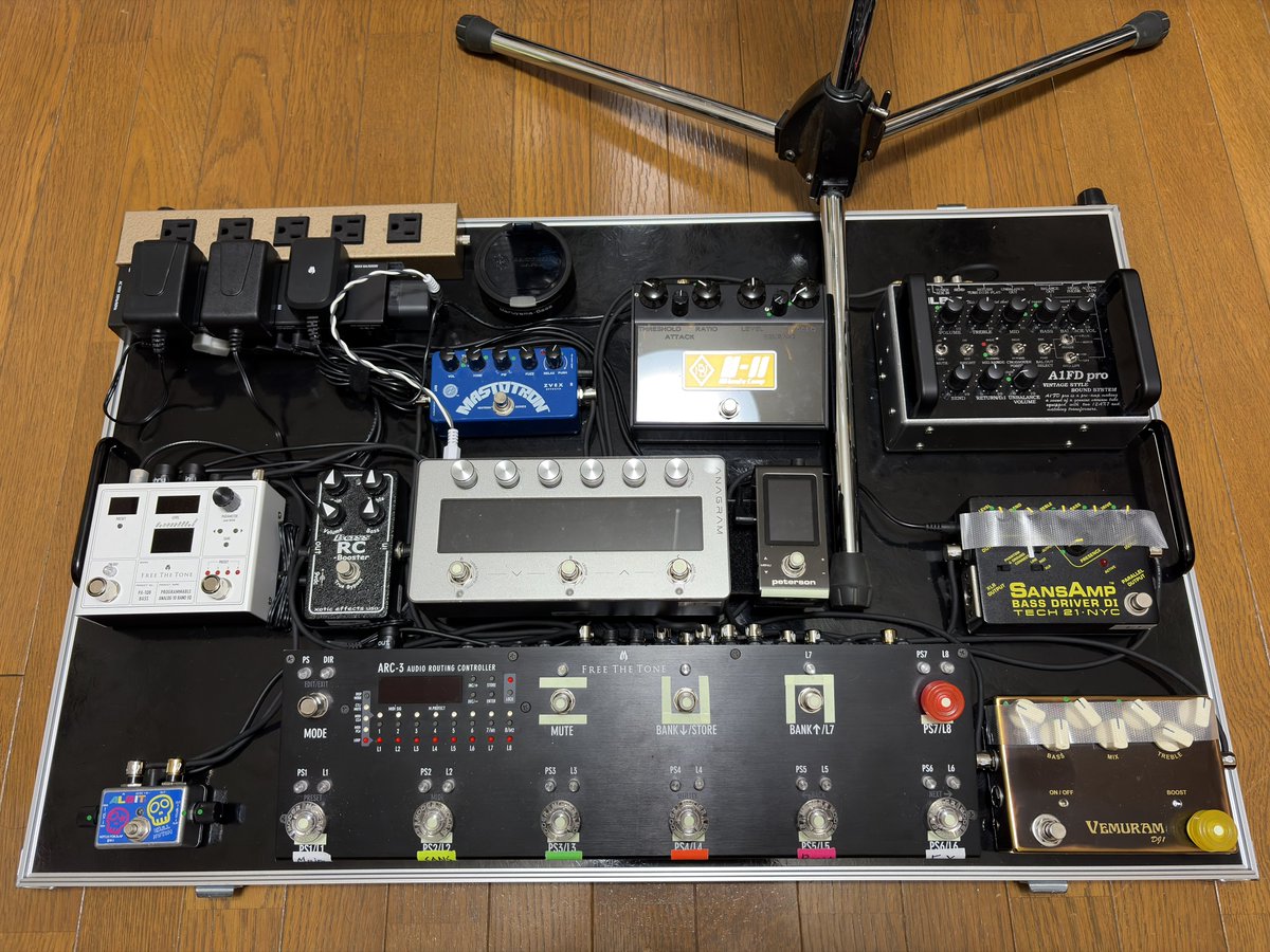 BaMaruyama's tweet photo. とうとうドデカボードを導入して新メインボード完成!
デカい!
広い!
配線楽!!
ライブが楽しみ!
#エフェクターボード
#anagram
#ALBIT
#freethetone
#innerbamboo
#vemram
#booinghero https://t.co/IJMHW1Prkl