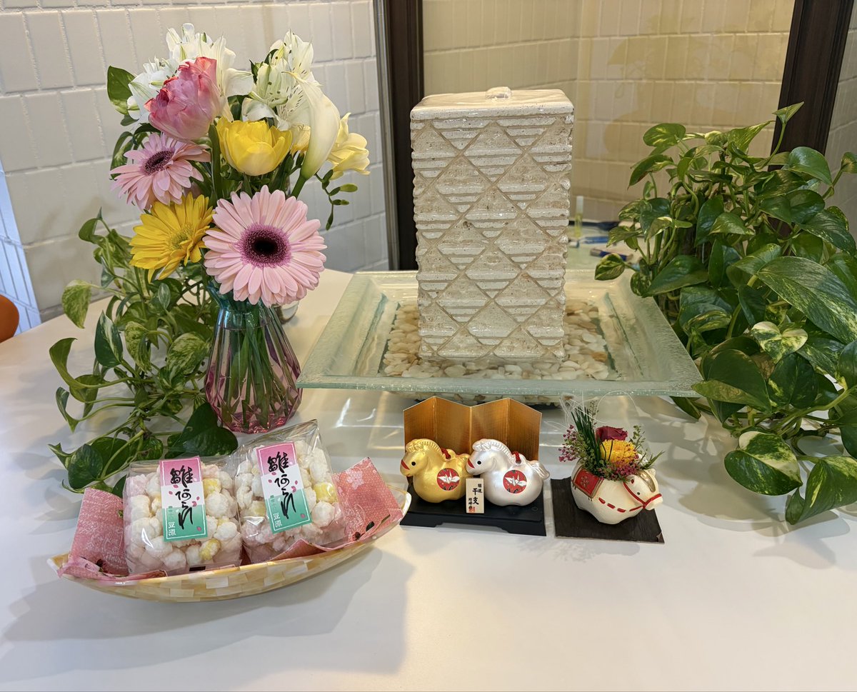 Freedomstuinf's tweet photo. 🎎今日はひな祭りでしたね🎎
⁡
ひな祭りの華やかな色合いに、春の訪れを感じます！
スタジオでは、ひなあられをご用意いたしました🌸
ひなあられの色、ひとつひとつに意味が込められているのを知ると、より味わい深いですね！
⁡
#freedomstudioinfinity 
#フリーダムスタジオインフィニティ https://t.co/z6oRG6BChW