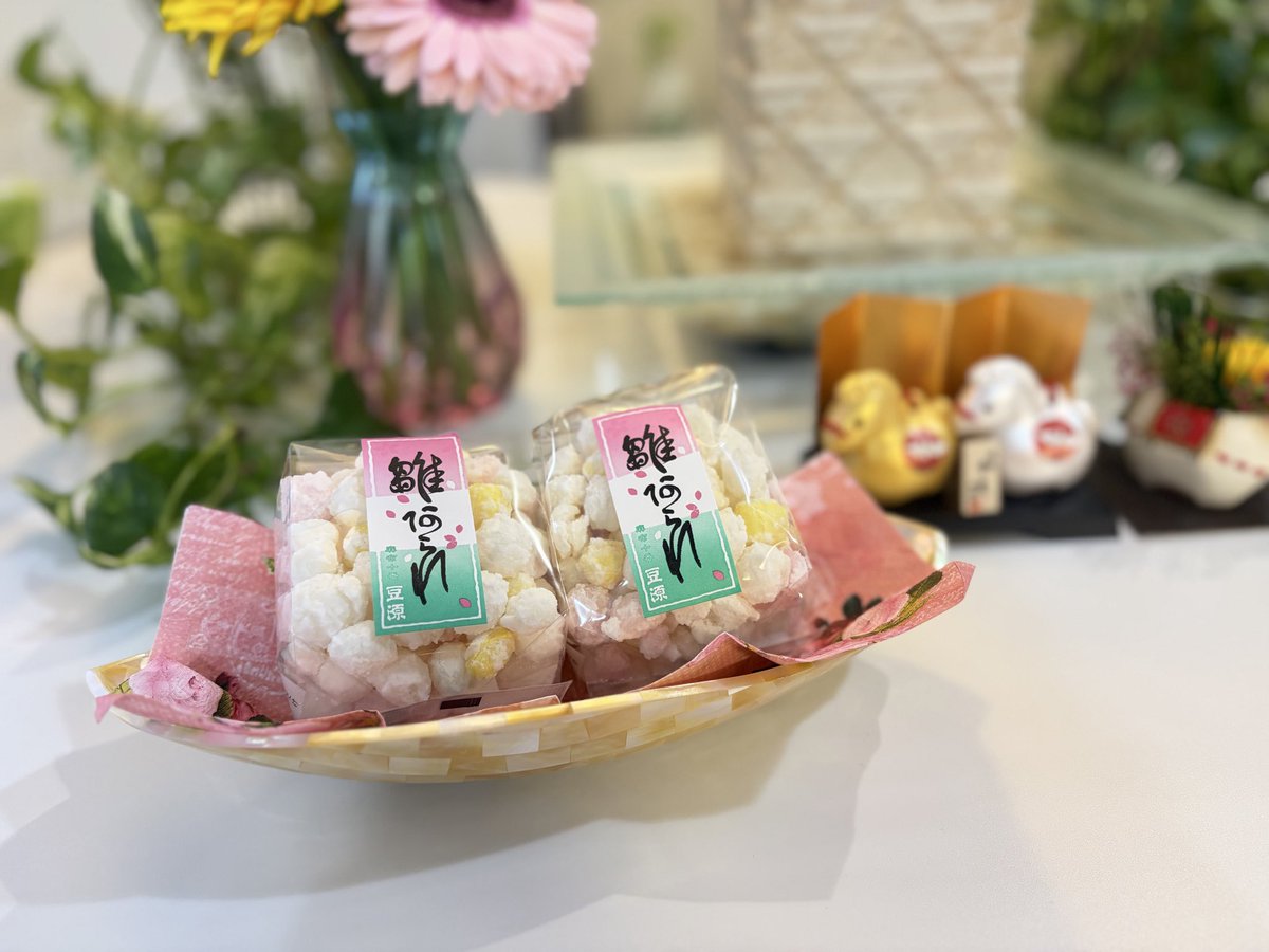 Freedomstuinf's tweet photo. 🎎今日はひな祭りでしたね🎎
⁡
ひな祭りの華やかな色合いに、春の訪れを感じます！
スタジオでは、ひなあられをご用意いたしました🌸
ひなあられの色、ひとつひとつに意味が込められているのを知ると、より味わい深いですね！
⁡
#freedomstudioinfinity 
#フリーダムスタジオインフィニティ https://t.co/z6oRG6BChW