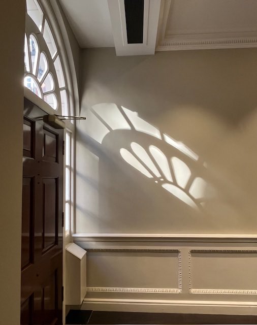 9hertfordstreet's tweet image. Spring sunshine through the fanlight - what a beautiful day in London! ☀️

📸 © Aude Gimonet

#springinlondon #springgetaway #springbreak #selfcateringlondon #londoncitybreak