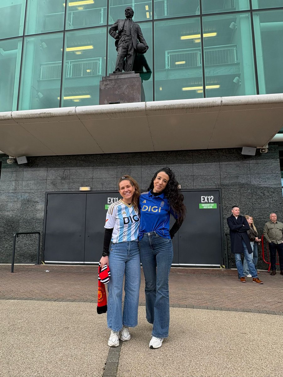 Natalia y Laura nos envían toda la fuerza del mundo desde Mánchester🫂💙

👀¡Recordad que allí tenéis que poner el partido a las 18:00h! 

Vamos con todo 💪⚽

#RealOviedo 🔵⚪️