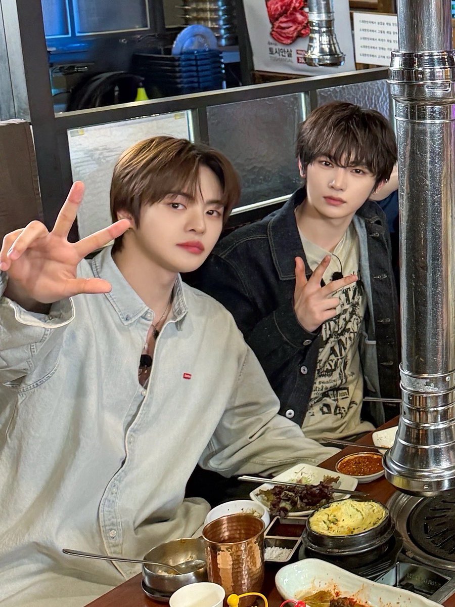 年上手还摸着年下的大腿