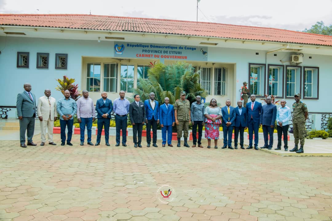 acprdcongo's tweet image. #RDC : les négociants des produits aurifères et les coopératives minières de l’#Ituri dans l’Est de la République démocratique du Congo (RDC) ont été sensibilisés à vendre leurs colis d’#or dans les comptoirs locaux agréés, lors d’une réunion que le gouverneur militaire a tenue