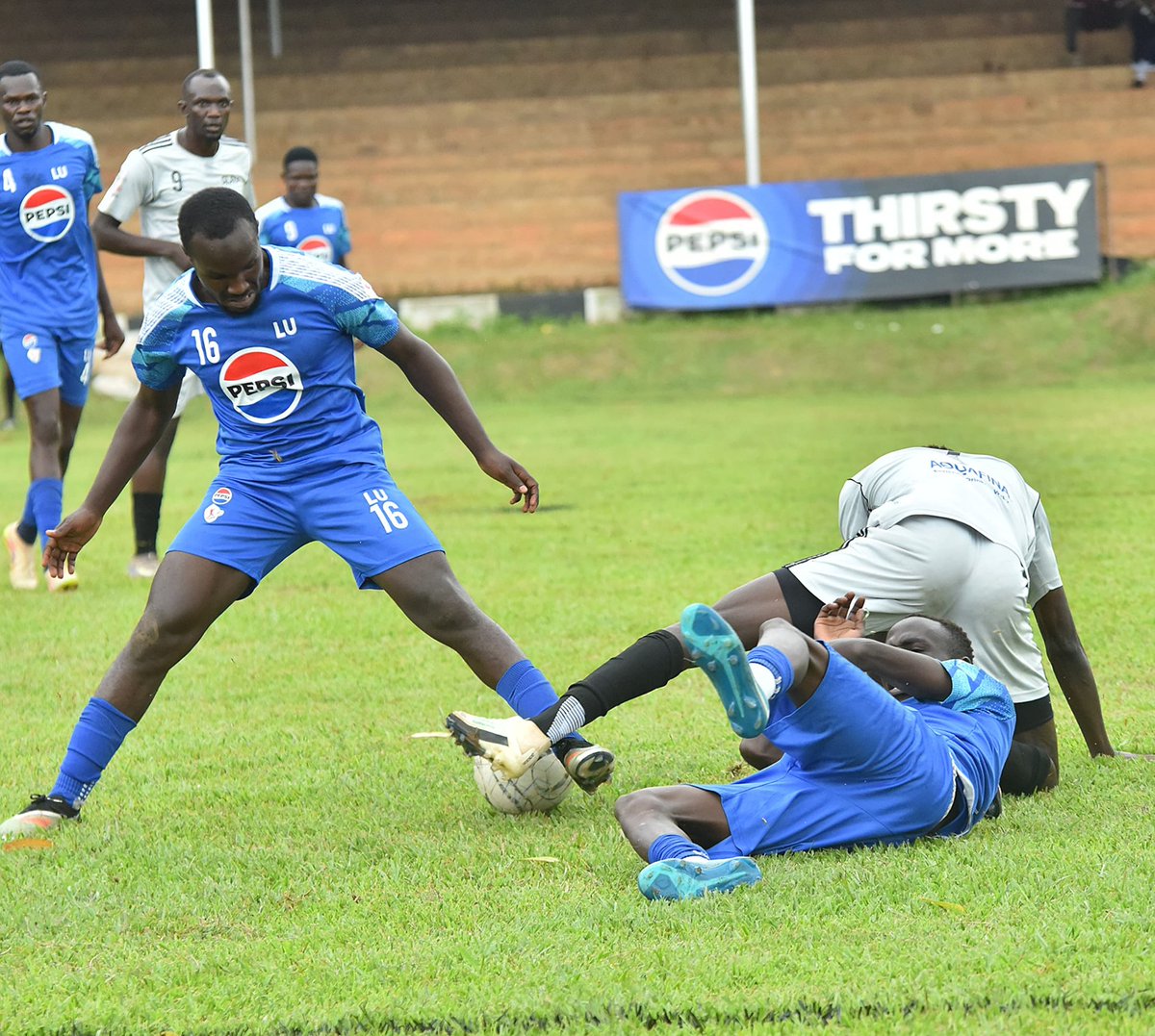#PepsiUFL

26"| <a href="/StLawrenceUniv/">St. Lawrence University Uganda</a>  0-0 <a href="/LIRA_UNIVERSITY/">liraUniversity</a> 

Timely clearance from Ario Emmanuel off the line 

This time Meri Samson was beaten by Mukiibi but Ario with a good clearance off the line to keep the score level

#UFLUG
#ThirstyForMore
#VarsitySportsUganda