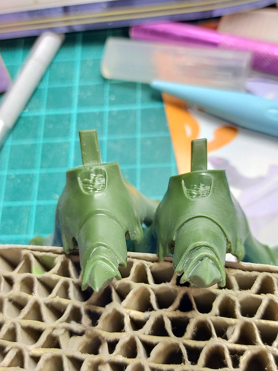 #PLAMAX   #サーバイン ③
今夜も足(脚)です。
足爪の合わせ目消しの後、足指の関節加工(彫り)をしてます。

足指が左右合わせて6本あるので、加工に時間かかるけど、改造はしない(つもり)ので、この位は遊ばないと( * ॑꒳ ॑*)
あと数日は、足間接の彫りをやってると思います。