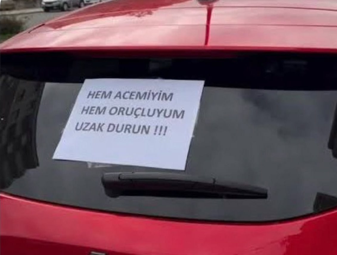 Bir sürücünün arka camındaki yazı dikkat çekti:

“Hem acemiyim hem oruçluyum uzak durun”