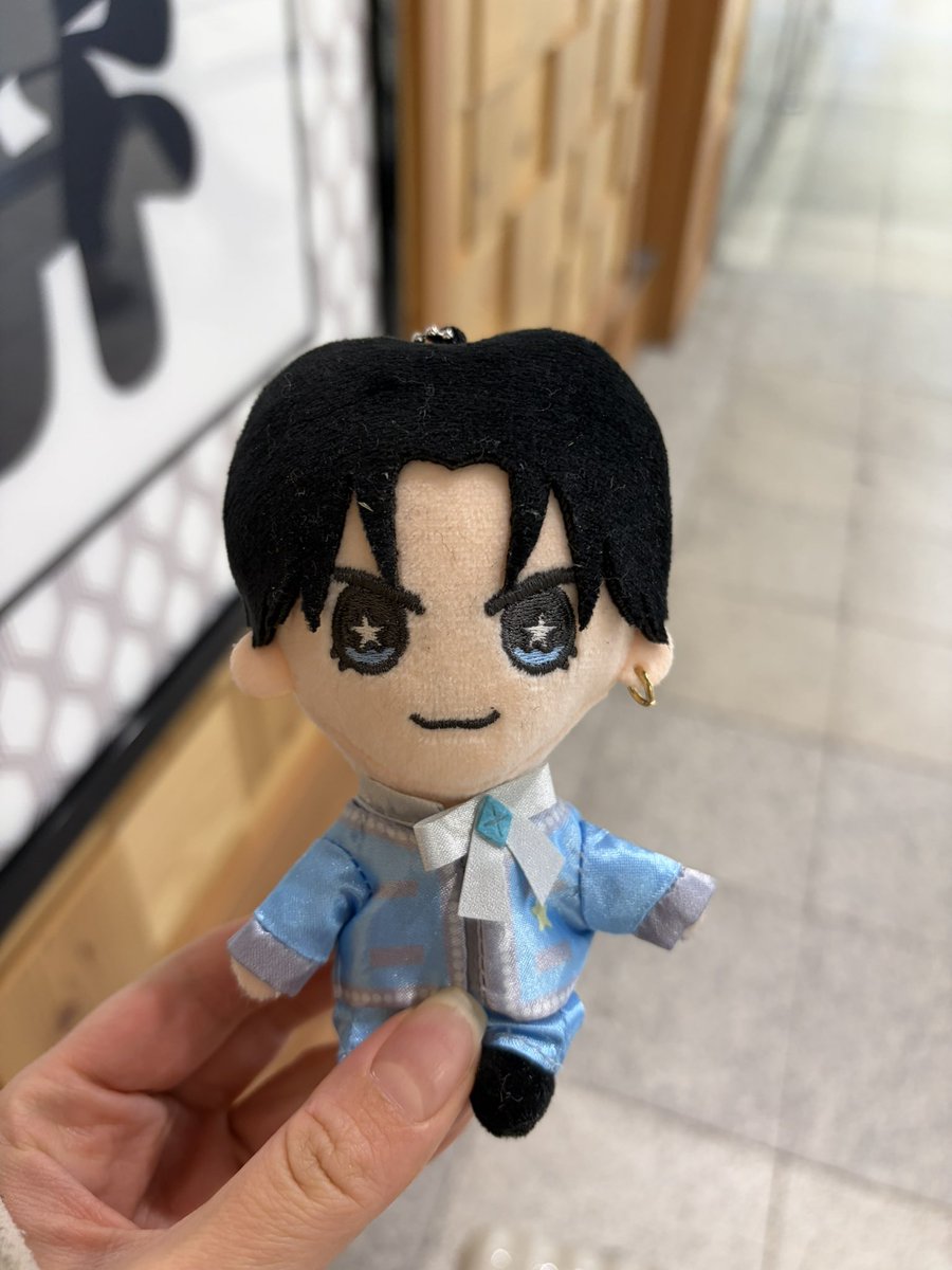 だれか〜😭新大阪駅でおけんとさま落ちてた😭😭
道の端に立てかけられてたけど見逃せなくてJRの駅員さんに届けました😭
「中島健人くんで登録しときます」と言っていたのでお心当たりのある方はそうお伝えください！😭
おけんとさま　落とし物　大阪
#おけんとさま迷子センター