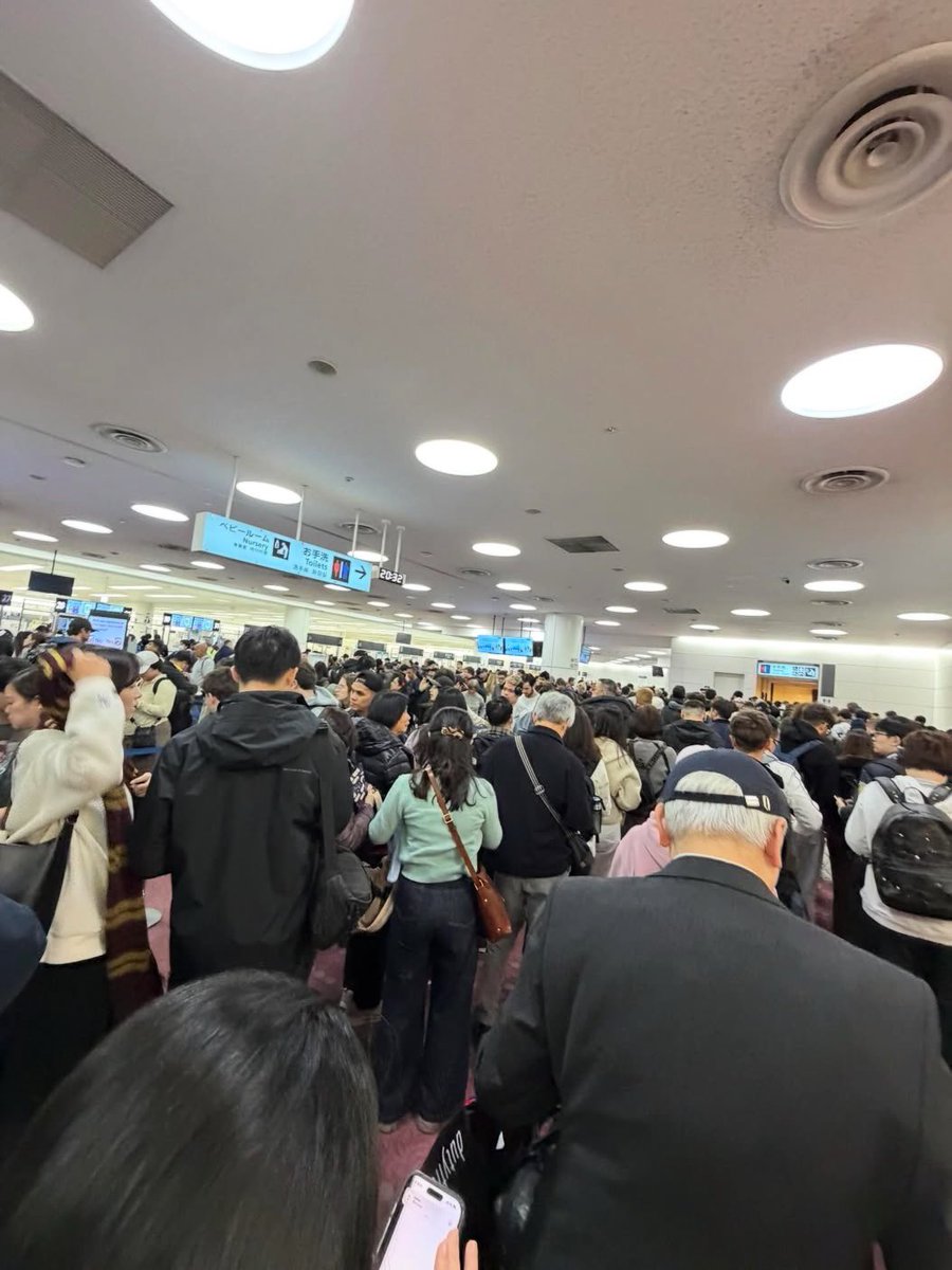 現在の羽田の入国審査待ち…。