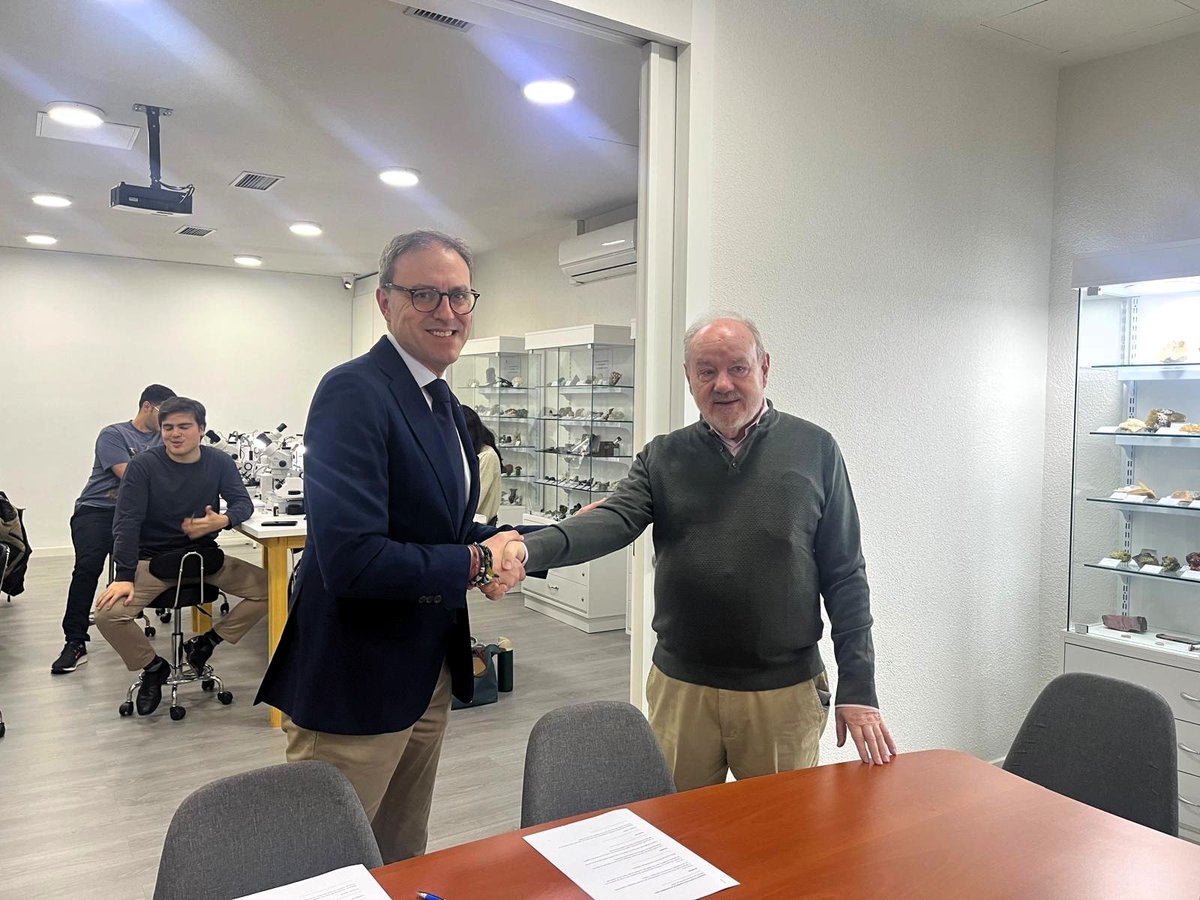 montecredit's tweet photo. MonteCredit ha firmado un convenio con el Instituto Gemológico Español - IGE para incorporar en sus oficinas a estudiantes en prácticas del curso de Tasación de Joyas del @IGEgemologia 
 
👉 Noticia completa en: https://t.co/IBWV00hYET https://t.co/OVuBRzk9PK