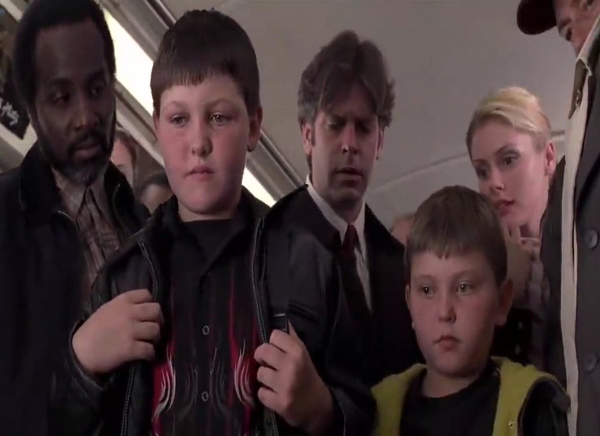 En Spiderman 2, los niños que entregan a Spidey su máscara tras perderla en la escena del tren en su lucha contra Octopus son Jopaul y Weston Epp, hermanastros de Tobey en la vida real por parte de madre. Sus padres se divorciaron cuando Tobey tenía solo 2 años. #Marvel