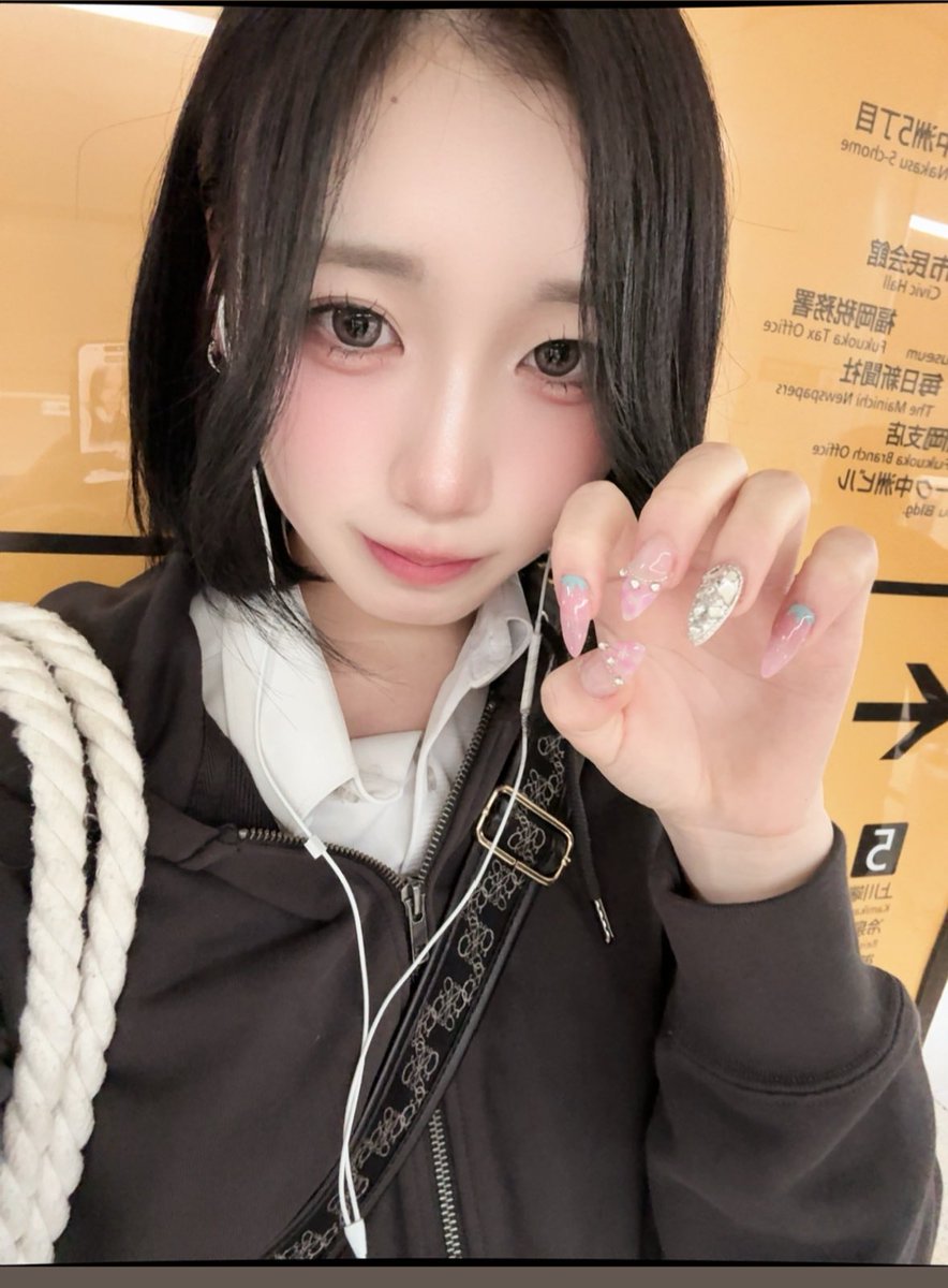 mona___ou's tweet photo. ネイルも変えて髪も黒になった
 #福岡  #自撮り https://t.co/rCbqgRJrg9