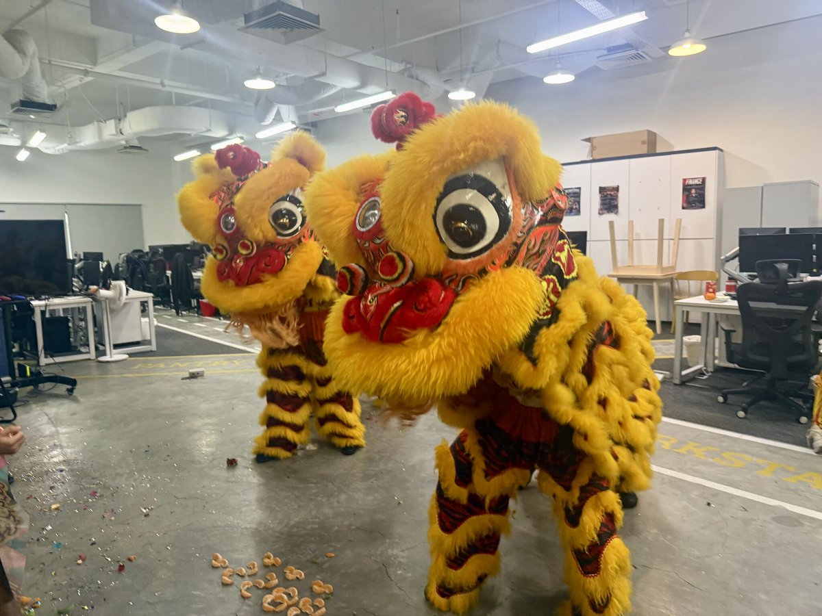 shieldfraud's tweet image. Galloping into 2026 with #TeamSHIELD! 🧧✨

Lunar New Year vibes at the office: Lion Dance drums, Lo Hei toss chaos, and Year of the Horse cheers! 🐎🍊

Wishing partners, clients, and friends rapid success and prosperity! 🧧🏮