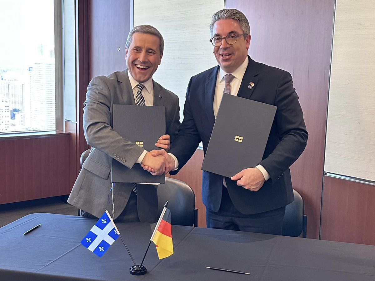 ChriWaDiplo's tweet photo. Allemagne &amp; #Québec signent une déclaration sur les minéraux critiques pour renforcer et diversifier nos chaînes d’approvisionnement. Nos entreprises coopèrent déjà et des financements sont à l’étude - des actions concrètes pour plus de #prospérité et de #sécurité. 🇩🇪🤝🇨🇦 (1/2) https://t.co/359Nfz6QOC
