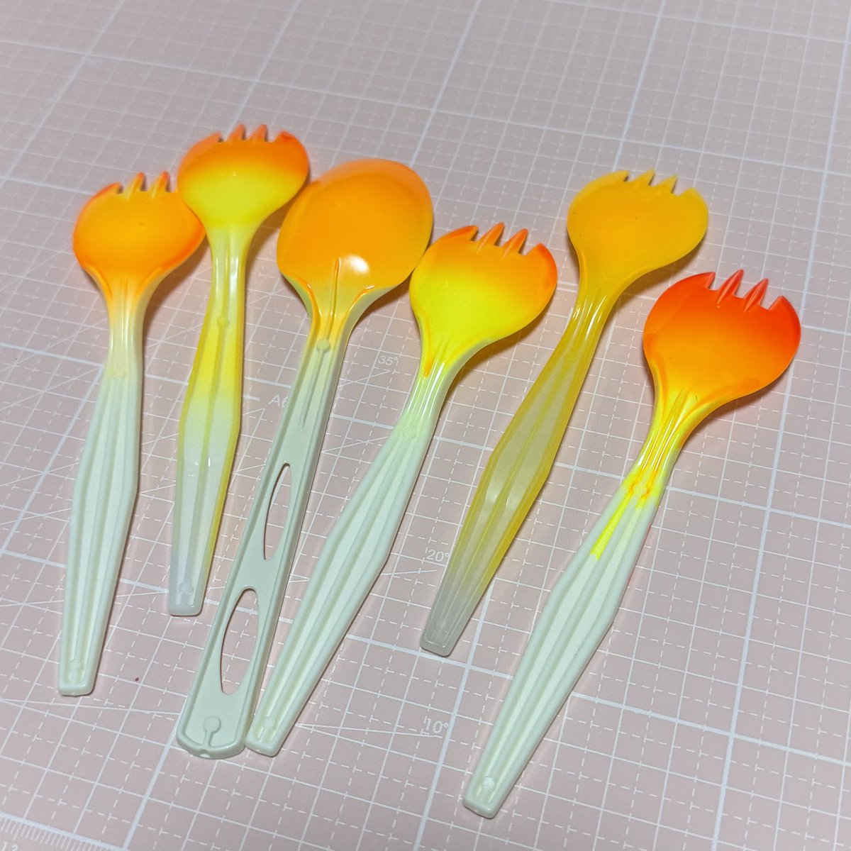 蛍光塗料でのグラデーション塗装の 練習の残骸(笑) 塗装シャバシャバ