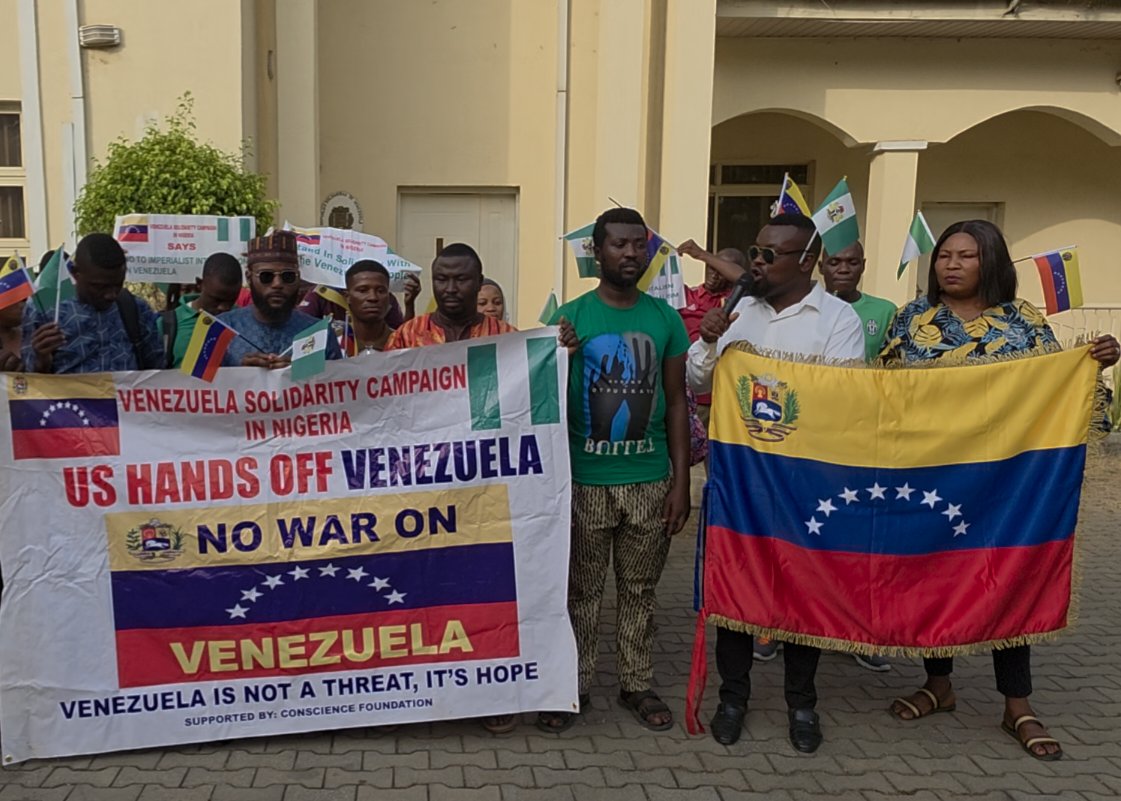 EmbaVENigeria's tweet photo. "We want them back." From Nigeria, solidarity groups reaffirm their support for President Nicolás Maduro and Cilia Florez for their immediate release. https://t.co/lRqsTFqYVg