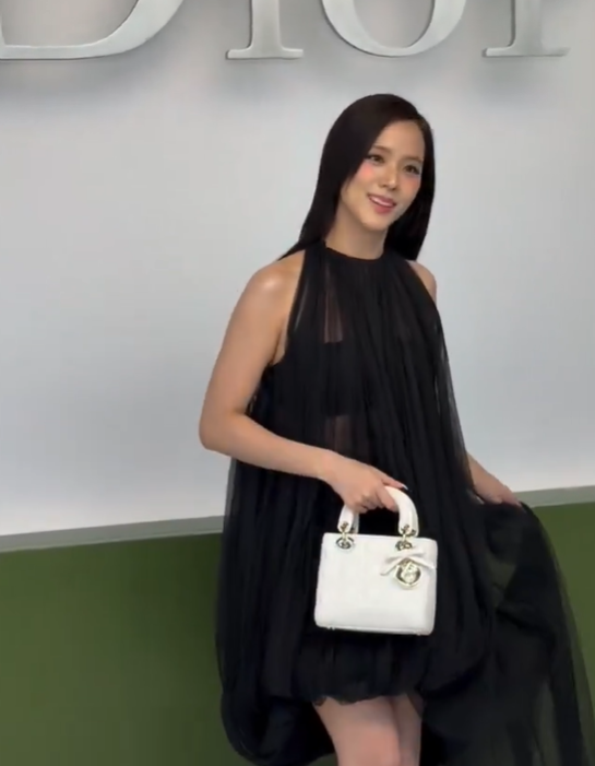 AboutMusicYT's tweet photo. Jisoo looks stunning at the Dior Fashion Show today. https://t.co/gtMpDl20eQ