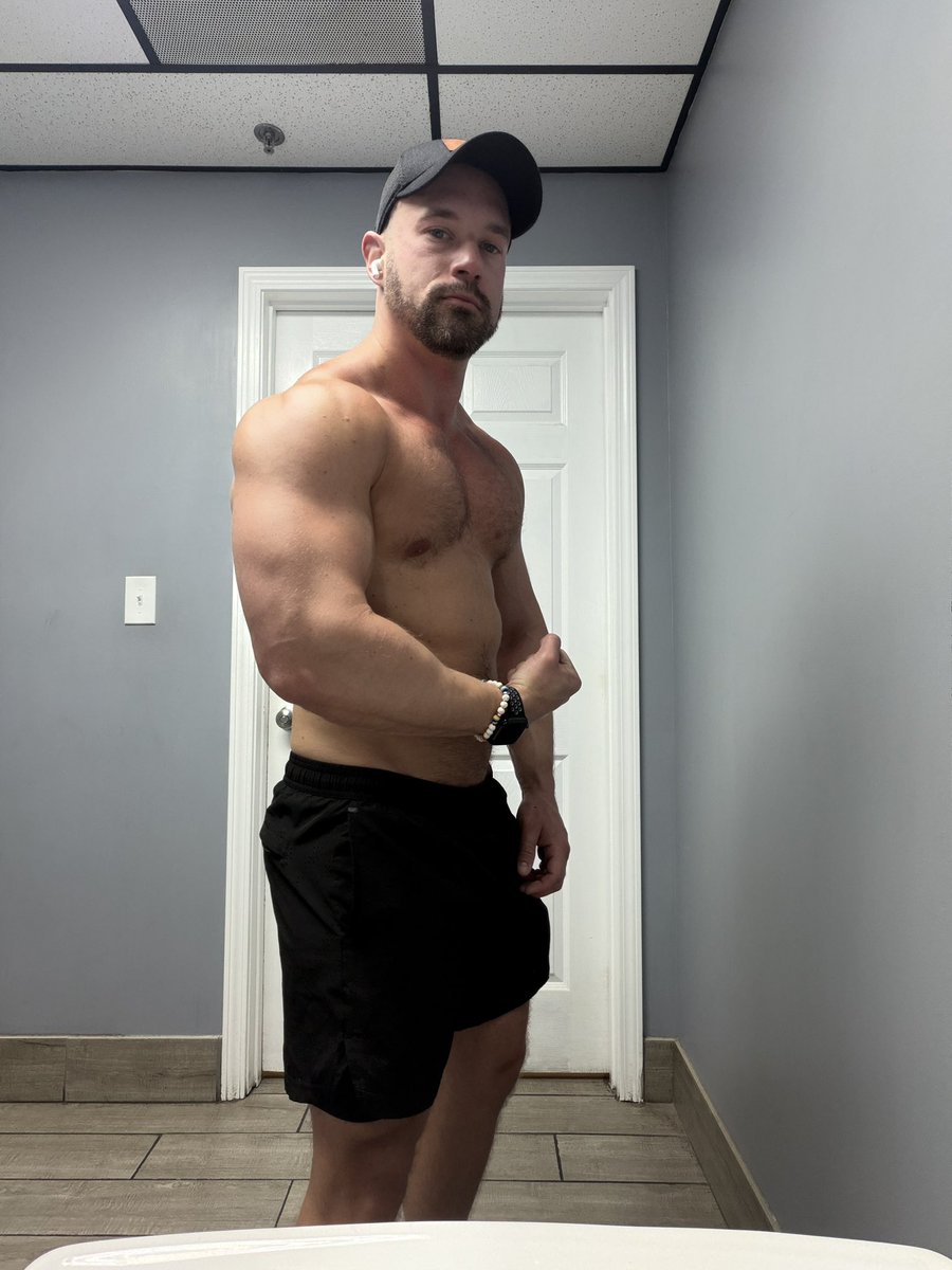 altO488's tweet photo. Felt good after the gym this morning 😜 https://t.co/KqCOWHl2YA