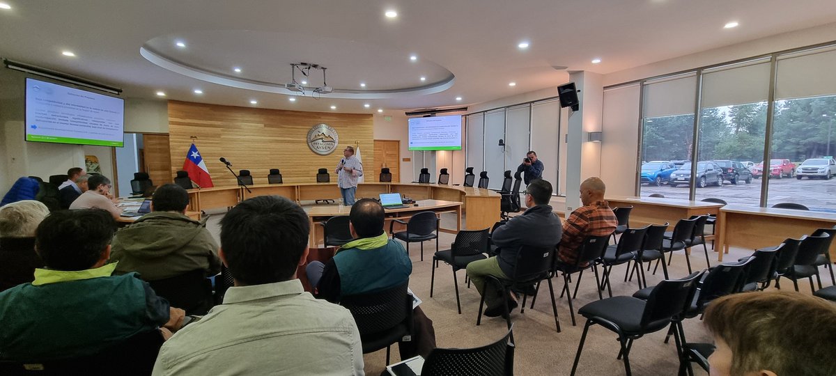 conaf_aysen's tweet photo. 📍 Ahora - GORE Aysén
Convocatoria oficial y calendario de la jornada de socialización del Plan “Aysén Campo Vivo”, en el marco del Programa de Transferencia en Manejo Sostenible de Bosque Nativo.
Expone Fernando Bascuñán, jefe del Departamento de Bosque y Cambio Climático. 🌳 https://t.co/qtl6i84jXD