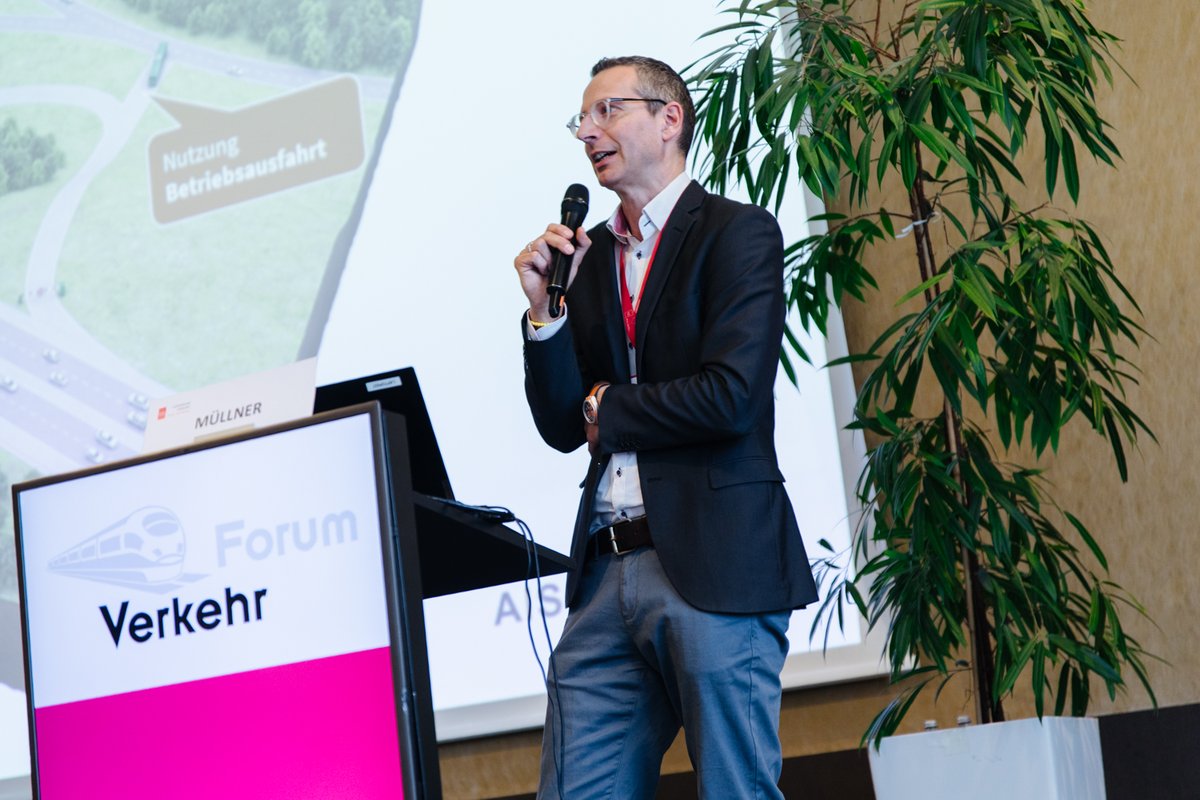 ÖVAS goes IMH Forum Verkehr 🚏 Martin Müllners (<a href="/ASFINAG/">ASFINAG</a> Maut Service GmbH) klare Botschaft: „Für die Mobilitätswende braucht es neue Perspektiven und eine bessere Nutzung bestehender Infrastruktur.“

🔗grazer-ea.at/projekte/oevas/

#ÖVAS #MobilitätDerZukunft