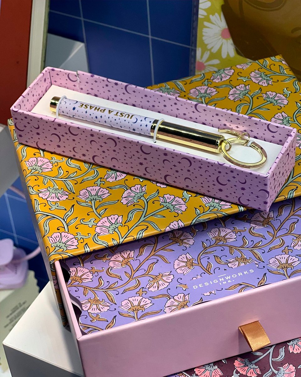 FeriaIntergift's tweet photo. La papelería y artículos de escritura brillaron en el Área Gift de #Intergift26. ✨
Bolígrafos personalizables, cuadernos y detalles de escritorio mostraron cómo el regalo puede unir creatividad, utilidad y tendencia. https://t.co/DfbQ7nhyuI