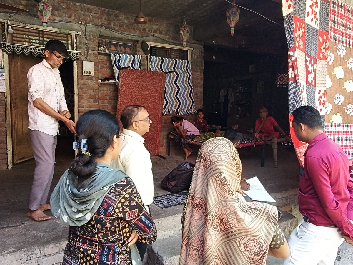 પ્રા.આ. કેન્દ્ર ભીમનાથ ખાતે માનનીય જિલ્લા મેલેરિયા ઓફિસરશ્રી અને MPHW દ્વારા મુલાકાત લીધેલી.જ્યાં તેમના દ્વારા Nvbdcp,NCD, પાણીજન્ય રોગચાળા, વાહક જન્ય રોગચાળા કામગીરી તેમજ આરોગ્યલક્ષી કામગીરી ઉપરાત ચોકડી ગામ ખાતે સઘન પોરાનાશક કામગીરીનું સુપરવિઝન કરેલ <a href="/PMOIndia/">PMO India</a> <a href="/CMOGuj/">CMO Gujarat</a> <a href="/JPNadda/">Jagat Prakash Nadda</a>