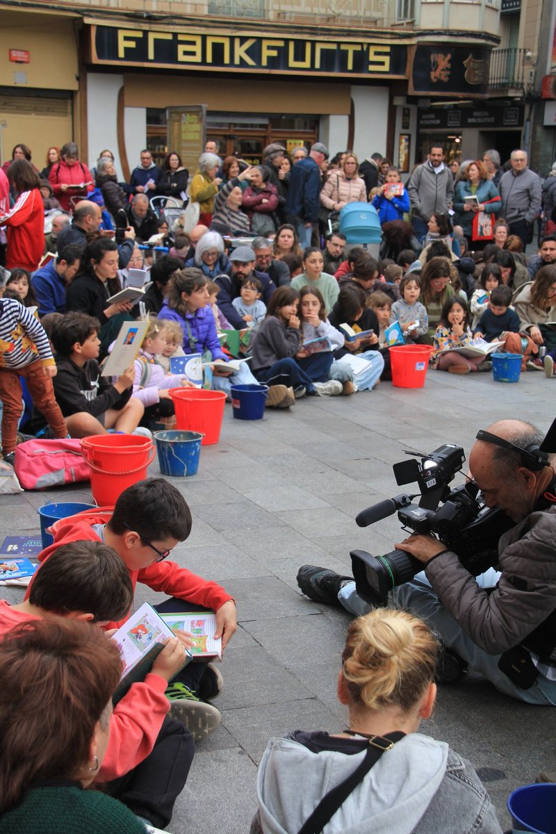 afas_moviment's tweet photo. Més de 1.000 persones ahir a la plaça.
Gràcies per fer de la #LecturaPopularReivindicativa un èxit.

La ciutat vol la Biblioteca Can Casacuberta oberta i amb garanties.
I això només és el principi...

Seguim! 📚 https://t.co/9rEpvqs6m3