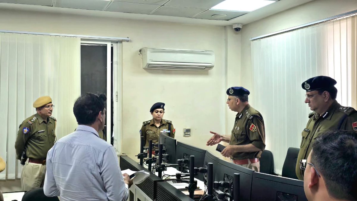 CP_Jodhpur's tweet photo. श्री शरत कविराज पुलिस आयुक्त जोधपुर महोदय द्वारा #होली  धुलंडी पर्व पर अभय कमांड एंड कंट्रोल सेंटर से  सीसीटीवी कैमरों द्वारा जोधपुर शहर का किया गया सर्विलेंस... 
पुलिस अधिकारियों कर्मचारियों को दिए गए विशेष आवश्यक दिशा निर्देश।
#Jodhpur #JodhpurPolice #Holi2026 #HoliCelebration https://t.co/a88VKcbcUa