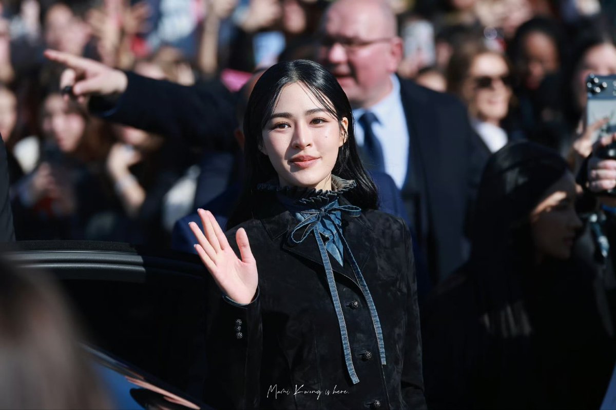 pla_sensory's tweet photo. สวยตะโกน กรี๊ดดดด Lingling Kwong มาถึงงานแล้ว

LINGORM BA DIOR AT PFW26
#LingOrmDiorAW26
#DiorAW26 @Dior 
#linglingkwong‌ #PFW 
@linglingsirilak https://t.co/1gFYjolhIk