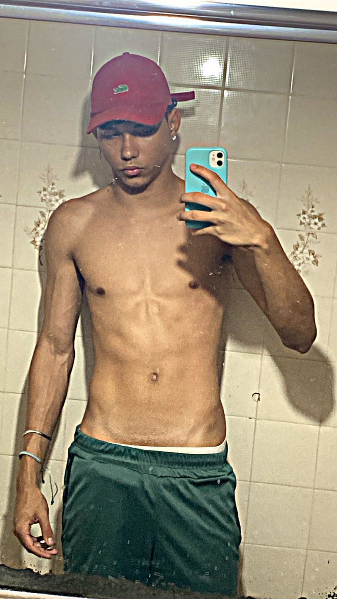 RMaiA_016's tweet photo. @Emmanuelallan24 Sempre acordando primeiro hahah https://t.co/ubk4m6rwCG