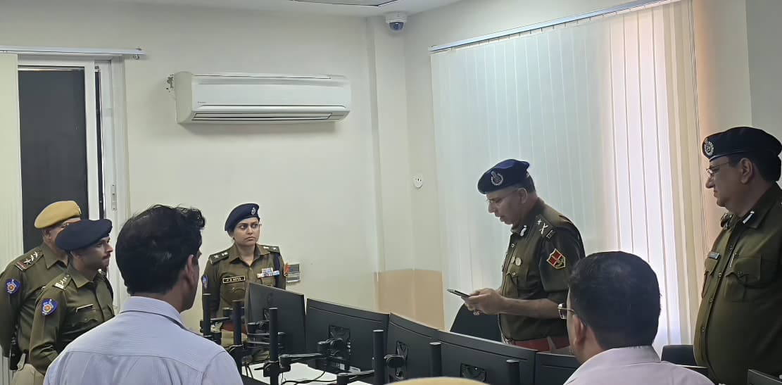 CP_Jodhpur's tweet photo. श्री शरत कविराज पुलिस आयुक्त जोधपुर महोदय द्वारा #होली  धुलंडी पर्व पर अभय कमांड एंड कंट्रोल सेंटर से  सीसीटीवी कैमरों द्वारा जोधपुर शहर का किया गया सर्विलेंस... 
पुलिस अधिकारियों कर्मचारियों को दिए गए विशेष आवश्यक दिशा निर्देश।
#Jodhpur #JodhpurPolice #Holi2026 #HoliCelebration https://t.co/a88VKcbcUa
