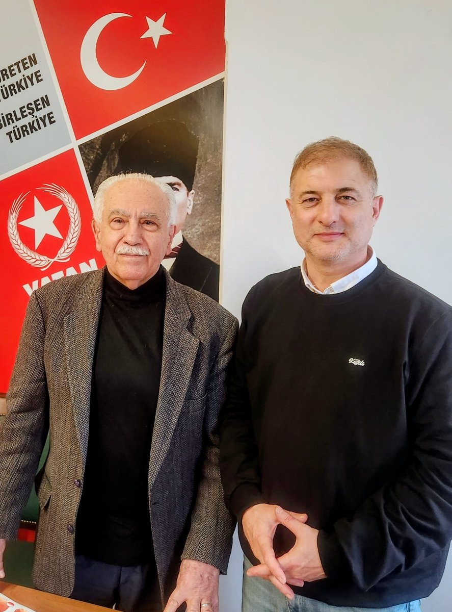 aerkan080's tweet photo. PERİNÇEK GÖRÜŞMESİ ve PERİNÇEK HAKKINDA GÖRÜŞLERİM…
Bir grup müebbet ceza almış asker anneleri ve bir kaç KHK’lı arkadaşın talebi üzerine Doğu Perinçek’ten randevu aldım.

Öncelikle, kimse adına ve bir müzakere yürütmek adına gitmedik. Kimseden medet ummak, yardım dilenmek amacımız yoktu.

Hedefteki cemaatle alakalı yaptığı çıkışların amacının ne olduğunu, bu inisiyatifin arka planında ne olduğunu anlamaya çalışmaktı.

Röportaj yapma amacımın olmadığını, kayıt yapmak istemediğimi ısrarla vurguladım. Fark etmez dedi.

24 Şubat Salı 15.30’da VP İstanbul İl başkanlığında buluştuk.

Masanın etrafında sıralanan mağdurların hiç biriyle tanışmadı, iletişime kapalıydı. Doğrudan söze girdi ve epey süre susmadı, kimsenin araya girmesine fırsat vermedi. Bir yıl önce gördüğü centilmen, güler yüzlü adam yoktu, öfkeli, dayatmacı, dediğim dedikçi bir tavrı vardı.
Görüşmeciler yanlarında getirdikleri dosyaların kapaklarını bile açmalarına izin vermedi.
Anladığımız kadarıyla bireysel hiç meseleyi dinlemeyecekti. Dinlemedi de…

Alzaimer hastaları gibi en az 20 defa “Bu tankları kim yürüttü? Bu uçakları kim uçurdu? Bu kadar insanı kim öldürdü? Diye tekrar etti.
Ama biz yapmadık deyince “Dur dur sözümü kesme dinle” dedi ve konuşturmadı.

Hemen ilk safahatta görüşlerim netleşti.
Bu adamın hiç bir derde deva olmayacağını anladım.
Bir devlet projesi, ne de bir yoklama çekmek amacı taşımıyordu.

Bunu zaten ileriki dakikalarda sorduğum soru üzerine söyleyecekti.

Çözüm önerisinin ne olduğunu sordum.
Bana
- “600 bin mağduru kurtaracağız, FETÖ’yü gömeceğiz” dedi.
- “Peki bu nasıl olacak dedim?”
- “Mağdurlar, FETÖ’nün bir Amerikan gladyosu olduğunu, bir terörist organizasyon olduğunu kabul edecek, devletimin, milletimin, bayrağımın yanındayım diyecek” dedi.

- “Peki bu nasıl olacak? Bunu diyecek olduklarını varsayalım, bu insanların biri Van’da biri Edirne’de, biri şehirde biri köyde… Bunları nasıl bir araya toplayacak ve ortak beyanda bulunacak” dedim.

Bu teklifin ölçme ve değerlendirilmesinin imkânsız olduğunu bu teklifinizin realize edilemeyeceğini belirttim.

Sonunda Yarbay Alkan sözü aldı. Akla, hukuka uymayan keyfi uygulama ve cezaları anlatmaya çalışıyordu ki,
“Dur sen Fetö’cü müsün? Fetöcüleri savunma bana, bunları konuşacaksan neden buraya geldin” dedi.
Gerilim arttı.
Yarbay Alkan:
- “Sayın Başkan, Balyoz, Ergenekon yada 15 Temmuz… Bunlar kime yaradı? Siz kuklaya bakıyorsunuz asıl bir kuklacı var. Ona bakmak lazım” deyince,
Perinçek:
- “Kimmiş O” dedi.
Alkan:
- “Kim olabilir sizce? Her şeyin kendisine yaradığı kişi” diyince konuşturmadı.

Erdoğan’a söz söyletmedi fakat MHP’li Fethi Yıldız ile alay etti, küçümsedi.

Perinçek:
- “ Ben bugüne kadar ne dediysem oldu bu iş de olacak. Fetö beni Ergenekon sürecinde içeri attı. 5 yıl yattım. Mahkemede şunu söyledim: Buradan biz çıkacağız siz gireceksiniz. Oldu mu oldu. Bu da olacak. Ben bu devletin başına geçeceğim. Bu da olacak göreceksiniz” dedi.

Cemaat yönelik çağrısının Amerika’da yankı bulduğunu belirtti.
Önder Aytaç ve Ebuseleme Gülen'i örgütün etkin isimleri olarak tanımladı.

Sonra söze ben girdim.

- “Toplumda sizinle alakalı ‘derin devletin adamı’ olduğu yönde bir algı var. Yani devlet adına bu süreci başlattıysanız daha fazla insiyatif alın” demem üzerine öfkelendi. Arka arkaya bana Kafasız mısın Ahmet dedi. Sen de kafa olsa bu soruyu bana sormazsın dedi.

Yine söze girdim:
- “Bunu kabul etmiyorsanız öyleyse sizin için ‘ambulansın arkasına takılmış uyanık şöför’ benzetmesi yapılıyor. Gündem yaratmak için fırsat kolluyorsunuz” doğru mu diye sordum.

Perinçek:
- “Bana böyle sorular soracaksan bir daha beni arama buraya da gelme, nne yapıyorsam Vatan Partisi Gen. Başk. Olarak yapıyorum” dedi.

Açıkçası görüşmede tek mantıklı gelen ve beni ikna eden bu cümlesi oldu.

Aslında farklı ve fazla bir şey söylemiyor, ana fikri şu:

- “Siz FETÖ’yü kabul edecek, devlette sizi kazanmanın yollarına bakacak ama bunu hemen beklemeyin, sesinizi yükseltecek kamuoyu oluşturacaksınız. Sizin sorununuz PKK gibi etnik temele dayanmıyor, çözümü daha kolay ama önce Pensilvanya merkezli örgüt ve üyelerinin adım atması” diyor.

Buradan anladığım:
İşe dönmek, hakların iadesi, genel af vs gibi şeyler zaten mevzu bile değil.
Perinçek’in amacı kendince oluşturduğu 600 bin kişinin kazanılması.
Bu nasıl olacak: MEÇHUL.

Görüşmede geçmişi şaibeli, AKP’den kısa süre önce Vatan Partisi’ne geçen Ethem Sancak’ın olması dikkat çekti. İki saat boyunca ortamı gözledi. Bir yerde söze girdi Halit Bin Velid’den örnek verdi.
- “Hz. Halit Hz. Muhammed’in düşmanıydı, O’nu Uhut’ta bozguna uğrattı fakat Müslüman olduktan sonra Suriye’yi Irak’ı fethetti” dedi.

Konuşmasında Fethullah Gülen’in adı geçti. Bir süre duraksadı.
“Allah rahmet etsin, Allah taksiratını affetsin” dedi.
(Bunu dediği için Gzt. Kazım Güleçyüz 59 gün hapis yatmıştı.)

Son olarak,
Perinçek, 1960’ta siyasete başlamış bir figür, yani ben doğmadan 15 yıl önce. Siyaset ve diyalektiğin tüm cambazlıklarını biliyor. 85 yaşına rağmen, gündemde kalmayı beceren, gündem yaratan, her şeyi kendi penceresinden yorumlayan ya da her şeyi çarpıtabilen usta bir maniplatör.
Önceki yıllarda ordu ve yargıda etkili adamları vardı fakat 15 Temmuz’dan sonra Erdoğan ile yaptığı ittifak ona meşruluk verse de devlette altını boşaltı.

Bu tarz kişilerin çıkışları can yakıyor olsada 15 Temmuz mağduriyetinin konuşulması adına faydalı buluyorum.

Tarihsel sürece Perinçek’in geçmişine baktığımızda O'na güvenerek yola çıkılmaması ve bel bağlanmaması gerektiğini düşünüyorum.

-Bitti-