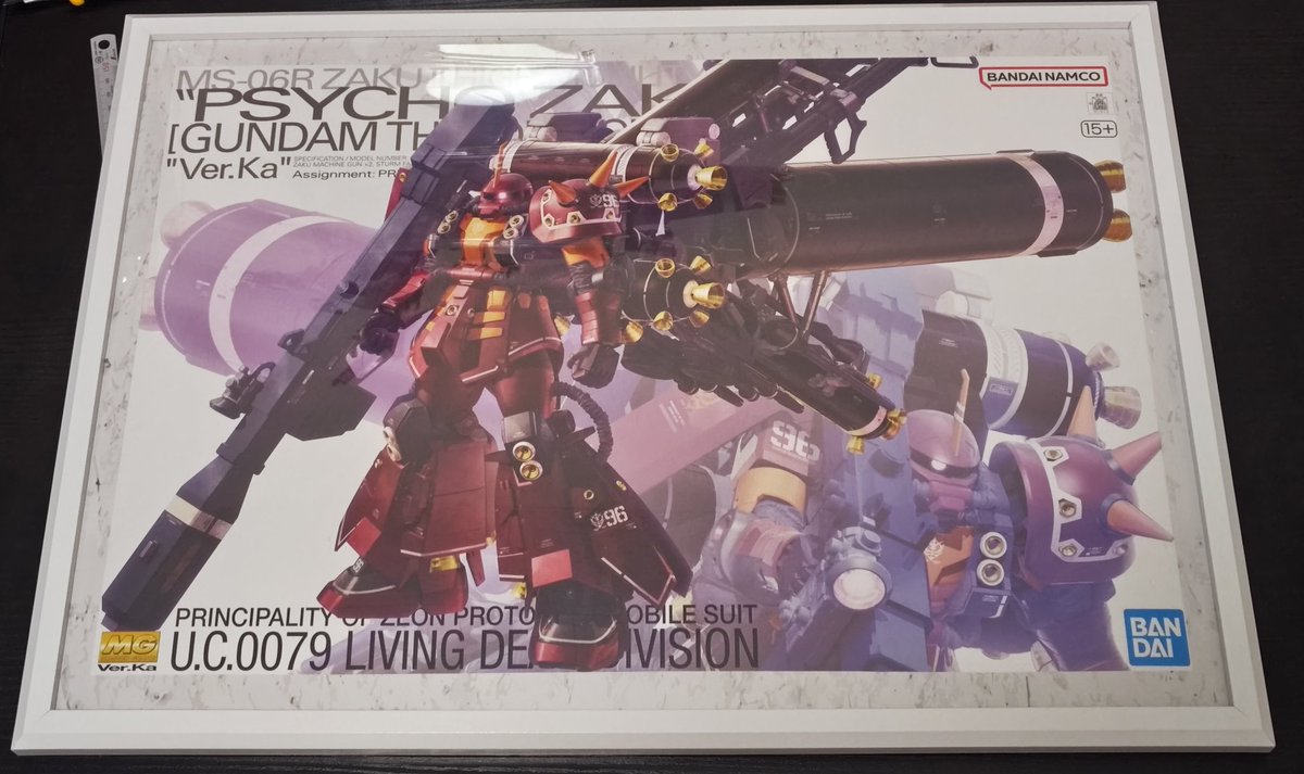 ダイソーで買ったA2額縁でMGのサイコ・ザクVer.KaとサザビーVer.Ka