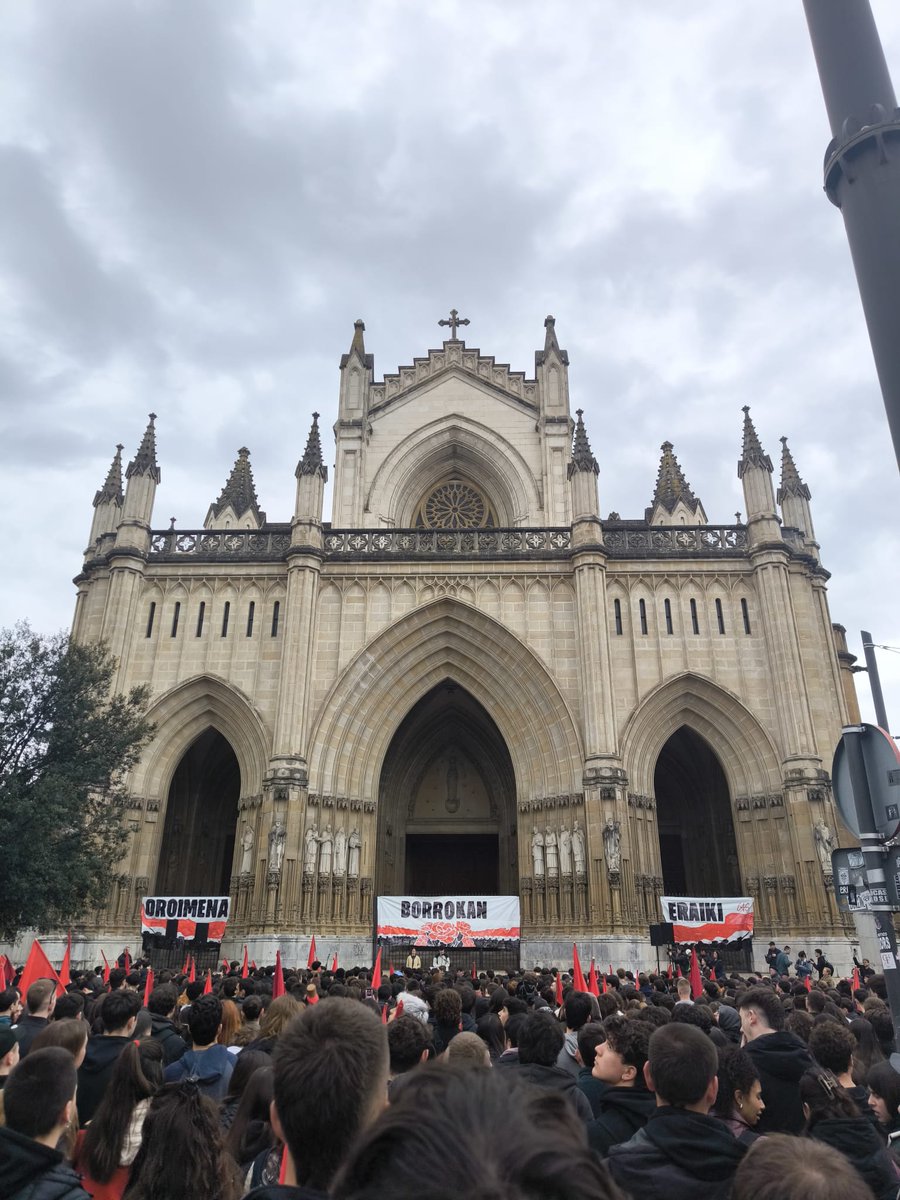 “Historiaren idazle,
milaka zapaltzaile.
Klase arteko gudan,
elkarbizitza hiltzaile.”

🌹 M3 | Borroka ez da eten!