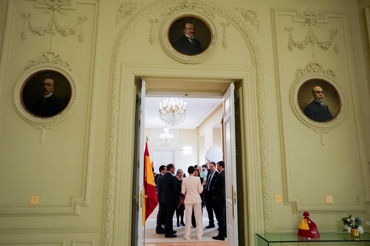 Madrid, región universitaria. 

Realizamos una inversión de 14.800 millones en nuestras universidades públicas. Volcados en la investigación, en el empleo y el talento español e internacional.