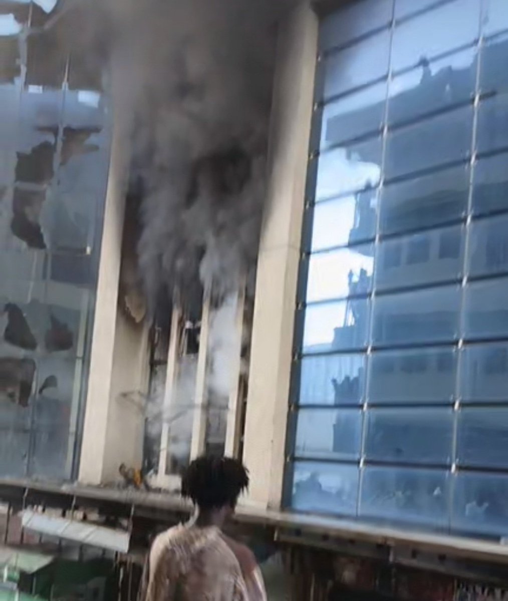 wambuiimwangi's tweet photo. URGENT ⛔️⛔️⚠️⚠️ There is a building currently on heavy Fire in Eastleigh Nairobi Kenya 🇰🇪 close to Royal Mall. Business owners have lost millions in damages yet Fire fighters ain't on ground. What's going on? @SakajaJohnson @NairobiCityGov #Nairobi #Eastleigh https://t.co/UkBlVQ9iVl