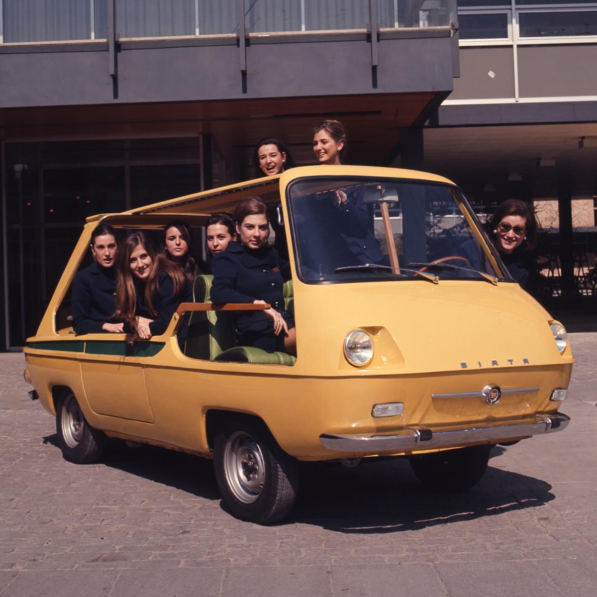 enric_marc's tweet photo. Curiosa este SIATA "Patricia" derivada de un Seat 600 ... se fabricaron un total de 6 unidades... esta era para las autoridades que visitaban el Salón del Automóvil de Barcelona.. matriculada el 5 de octubre de 1971 foto de seat_históricos #siata #seat #barcelona #siatapatricia https://t.co/QSZ6ClgxDy