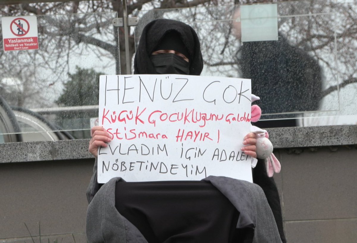 ismailyildizm's tweet photo. İkisinin adı da Fatma Nur Çelik.

Birisi Müslüman iktidar zamanında "bana tecavüz eden adam kızımı da istismar etti" diye aylarca mücadele etti. Allahsız kitapsız şerefsiz komünistlerden başka kimse kapısını çalmadı.

Diğeri Müslüman iktidar zamanında, Ramazan ayında bu çocuk başımıza bela olacak dedi, ne millî eğitim müdürü, ne millî eğitim bakanı bunu duymadı.

İlki kızını da aldı gitti. İkincisi sistemin kurbanı oldu.

Üçü de yok artık. Müslüman, İktidar, Ramazan....