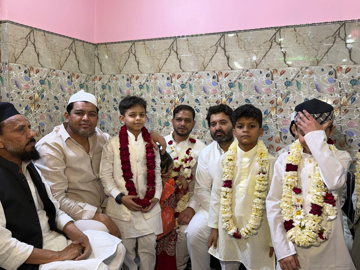 AaleyIqbal's tweet photo. आज प्यारे और मासूम बच्चे ने अपना पहला रोज़ा रखा। 🌙
छोटी सी उम्र, मगर इरादा बड़ा,
चेहरे पर नूर है, दिल से है सच्चा।
भूख और प्यास में भी मुस्कुराता रहा,
रब की इबादत में खुद को सजाता रहा।
यह पहला रोज़ा इन बच्चो की ज़िंदगी की खूबसूरत शुरुआत है . #firstroza ❤️🌴🌙 https://t.co/6EDDfbozBe