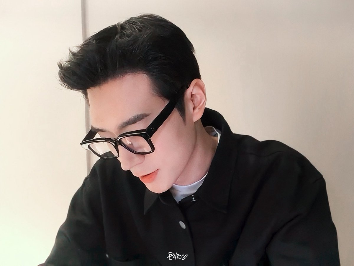 Cheesecorn___'s tweet photo. 260303 서함 위버스 라이브

👓🖤

#박서함 #PARKSEOHAM https://t.co/sjy0ZvZfdU