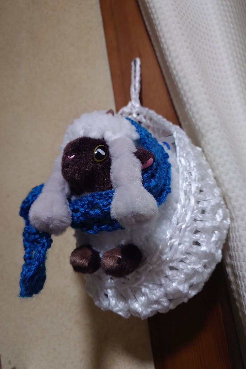 目薬とリップ入れるグラニースクエアのミニポーチとハンギングバスケットとやらを作った！
荷造り紐ではもう二度と編みたくない！親指凹んだ😇

まだまだ引っ掛けたいぬいぐるみ沢山あるから、別の紐とかで編もう…