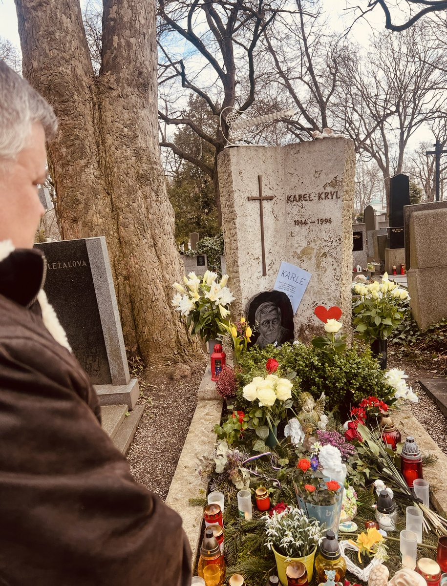 Břevnovský klášter. Hrob Karla Kryla. Dnes je to již neuvěřitelných 32 let, co není mezi námi, kdy zemřel  tak mlád.