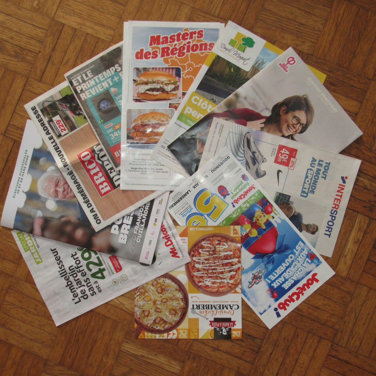 #Brest  #Municipales2026 
Quand les brochures élctorales cohabitent avec des prospectus publicitaires dans les boîtes aux lettres, on peut craindre qu'elles finissent dans la poubelle jaune sans avoir été lu. 
Moi je dis cela...
