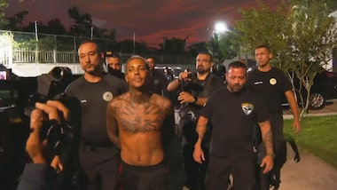 Só pra reflexão, esta foi a prisão do MC Poze, acusado de cantar músicas de apologia ao crime. Não estou fazendo juízo de valor, só queria saber pq ele foi algemado e um playboy estuprador não foi.
