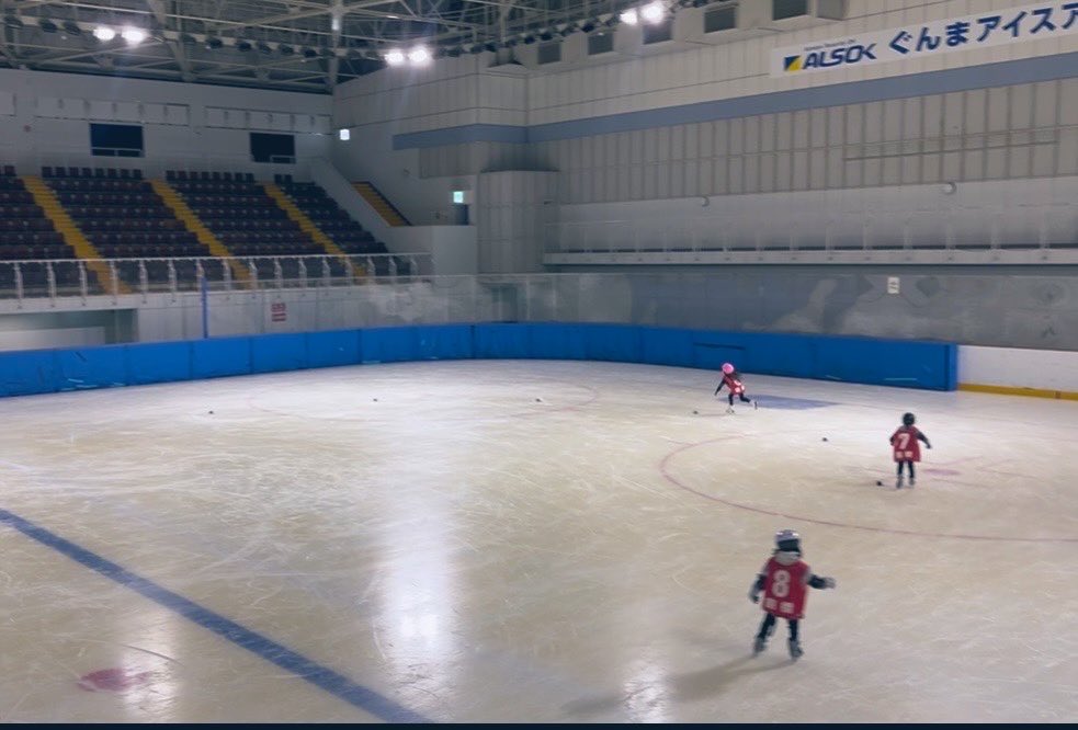 tatechanmappe's tweet photo. 今日は前橋スケート教室の恒例スケート大会⛸️お姉さんはエキシビジョンもしっかり滑って、200m走も1位になれて運動会より喜んでた🥇スケート教室も今季あと2回⛸️ https://t.co/5GuFHloBfV