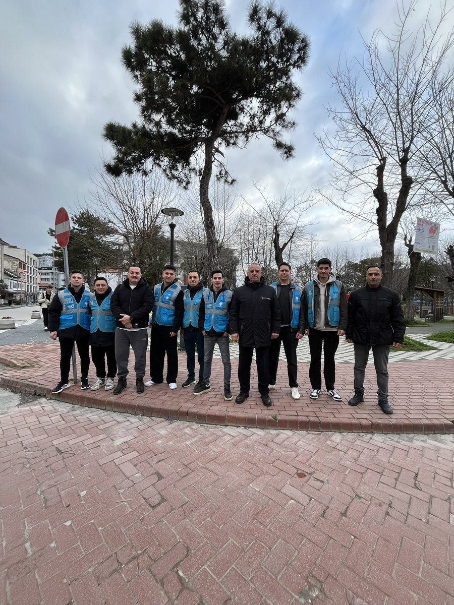 ak_amasra's tweet photo. iftara dakikalar kala hemşehrilerimize
ikramlarımızı ulaştırdık. Paylaşmanın bereketini, Ramazan'ın huzurunu birlikte yaşadık.
Bir lokmayı bölüştük, bir tebessümü çoğalttık.
Gönüllere dokunabildiysek ne mutlu bize...
Rabbim birlik ve beraberliğimizi daim eylesin. https://t.co/e7fmguFYSc