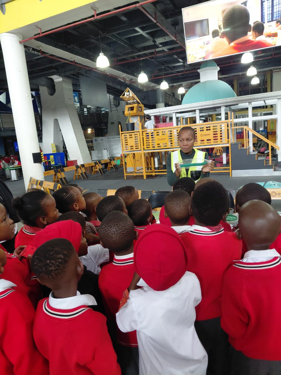 CleanerJoburg's tweet image. Jozi! Our Education Heroes were at it again today during STEM week - Teaching learners about recycling, protecting the environment and fun things that you can turn your waste into ♻️🌍💡💚 #Upcycling  #ORThamboPrimarySchool @SciBono #ReduceReuseRecycle @CityofJoburgZA