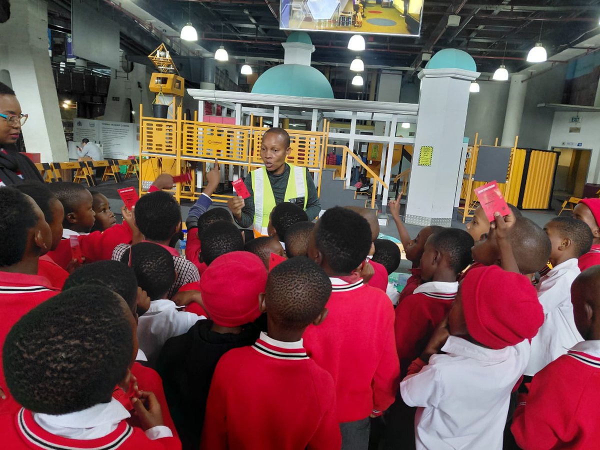 CleanerJoburg's tweet image. Jozi! Our Education Heroes were at it again today during STEM week - Teaching learners about recycling, protecting the environment and fun things that you can turn your waste into ♻️🌍💡💚 #Upcycling  #ORThamboPrimarySchool @SciBono #ReduceReuseRecycle @CityofJoburgZA