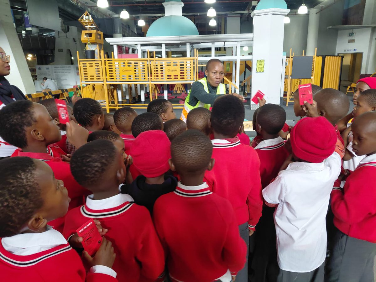 CleanerJoburg's tweet image. Jozi! Our Education Heroes were at it again today during STEM week - Teaching learners about recycling, protecting the environment and fun things that you can turn your waste into ♻️🌍💡💚 #Upcycling  #ORThamboPrimarySchool @SciBono #ReduceReuseRecycle @CityofJoburgZA