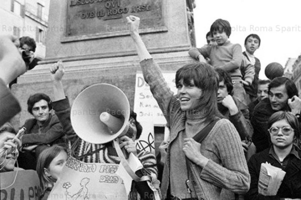 ANPIRomaPosti's tweet image. L'#8marzo 1972 20.000 donne si incontrarono a #Roma manifestando per i propri diritti.Chiesero la libertà di gestire il proprio corpo, la legalizzazione dell’aborto, la liberazione omosessuale. Tra le partecipanti l’attrice #JaneFonda.Il corteo fu disperso dalla #Polizia.