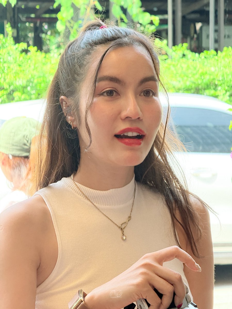 พิอ้วมถือกล้องนี่ละตกใจเสียงชัตเตอร์ว่าทำไมรัวแบบนั้น นี่แบบ ตั้งมาเพื่อถ่ายพี่ ๆ โดยเฉพาะค่ะ พี่ ๆ ดุ๊กดิ๊กกก ไม่งั้นเก็บไม่ทัน 😂

#aemaneerat